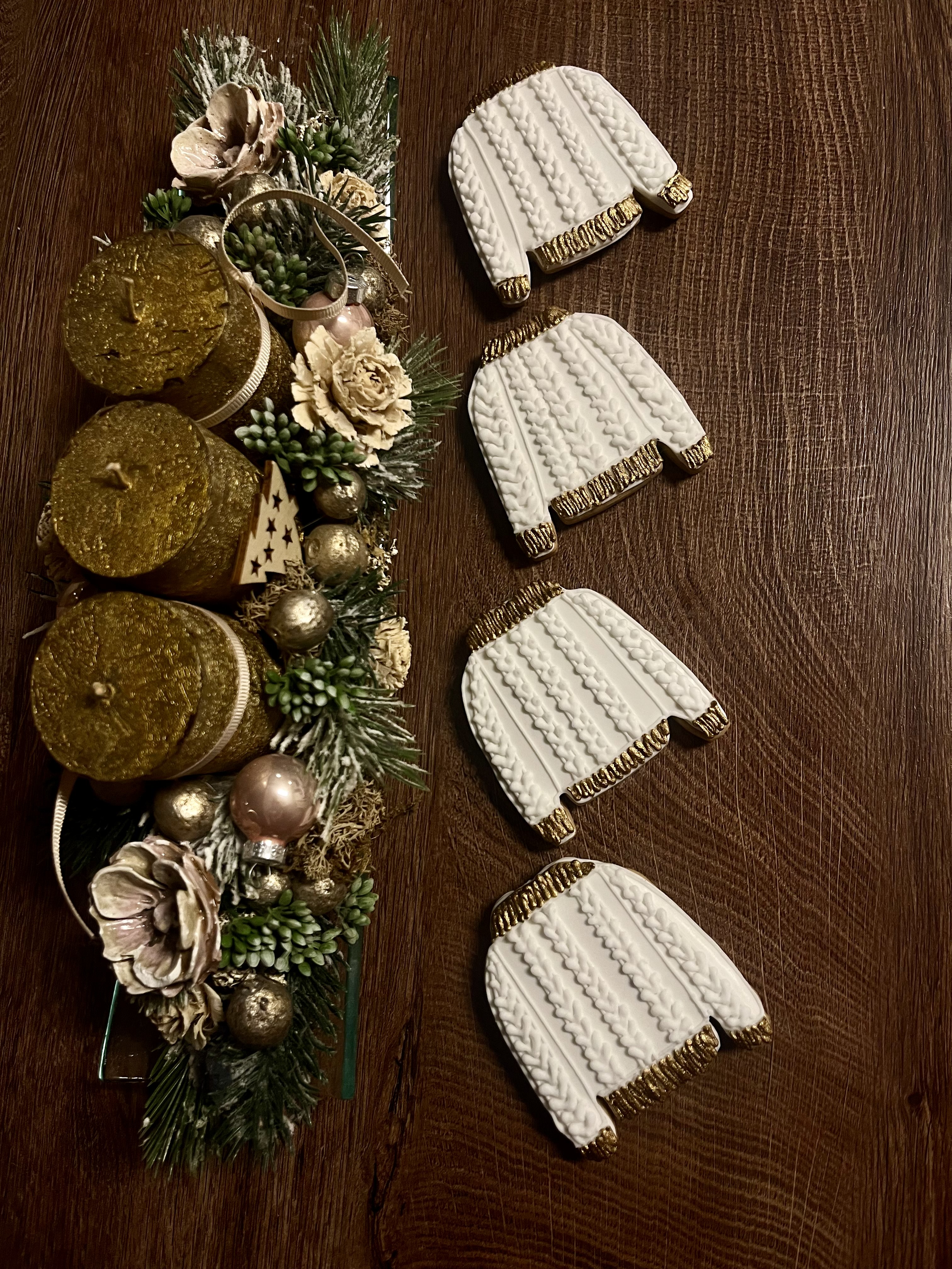 Mézeskalács pulóver, asztaldísszel